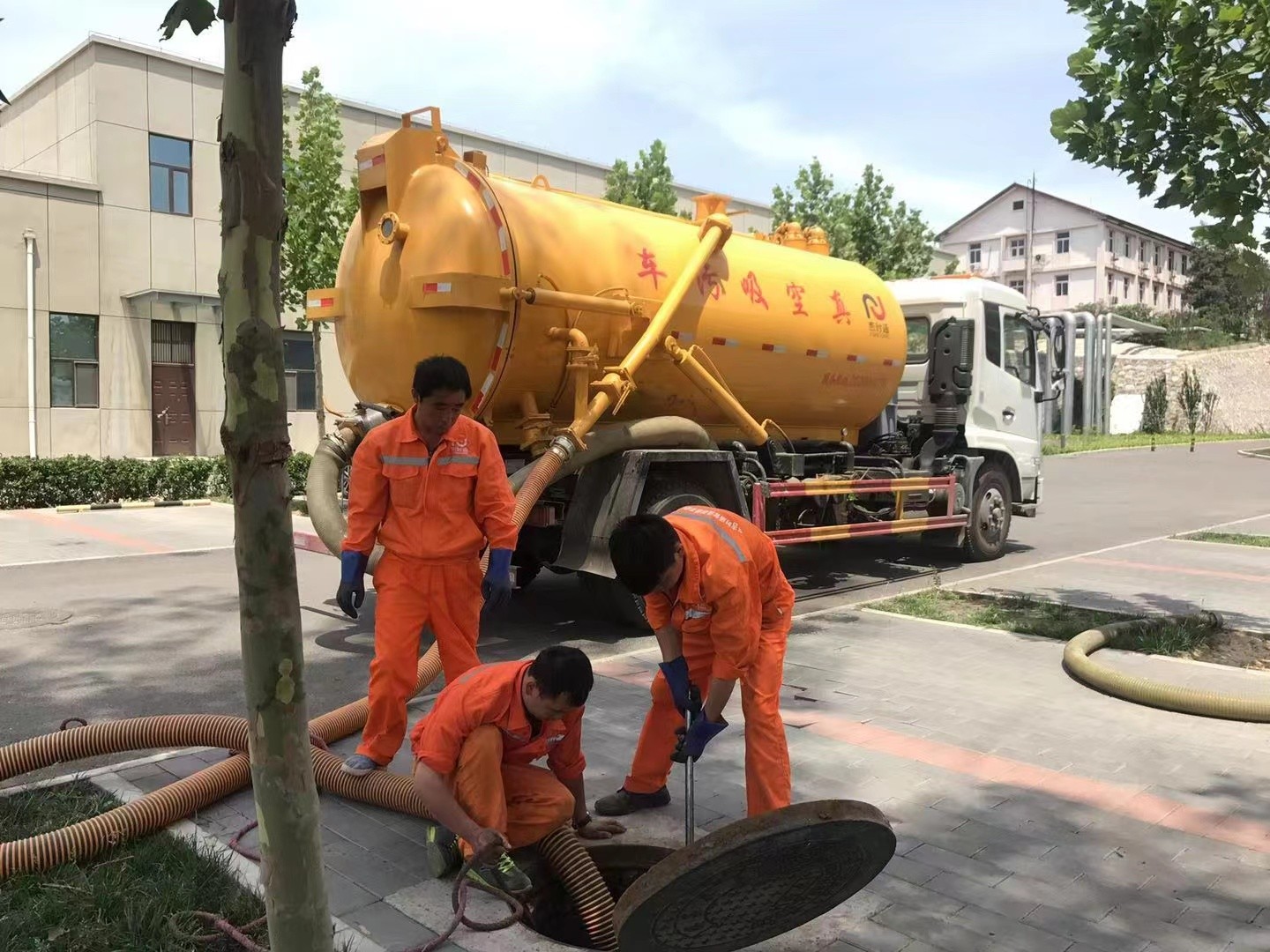 定南管道疏通车停在窨井附近