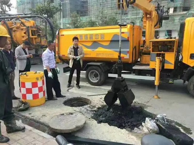 定南街道：网格员化身“清道夫”，为民解忧疏通“堵心”化粪池