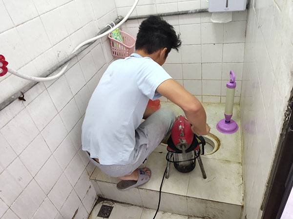 定南肥皂掉到马桶里把马桶堵住了怎么办？马桶堵住了怎么办