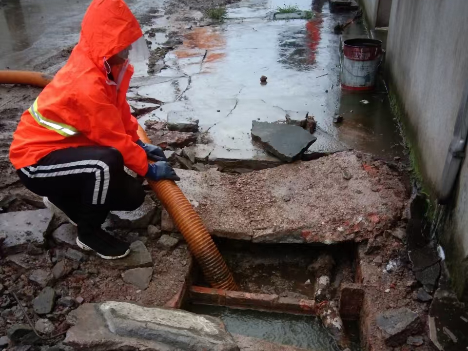 定南专业清理污水池 炜誉市政以规范流程守护城市 “肠道”