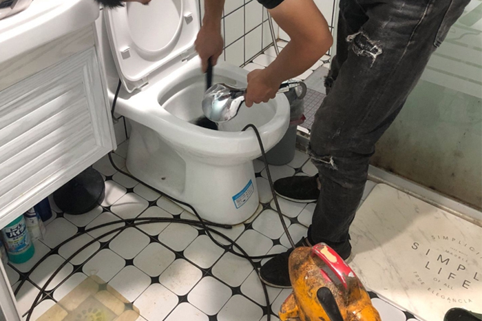 定南马桶堵塞自己疏通还是找师傅？专业上门服务让你省时更省心