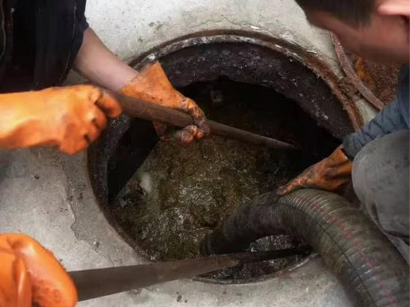 定南清理化粪池时如何避免沼气的危害？